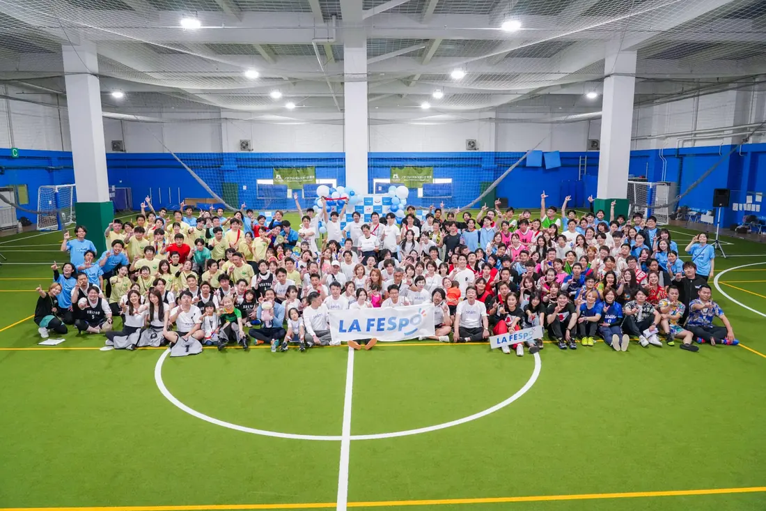 フットサルコートでの LA FESPO 参加者による集合写真