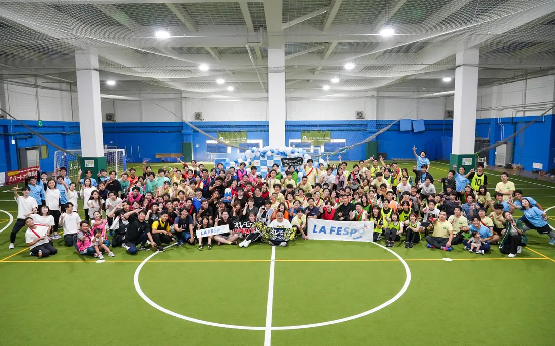 フットサルコートでの LA FESPO 参加者による集合写真