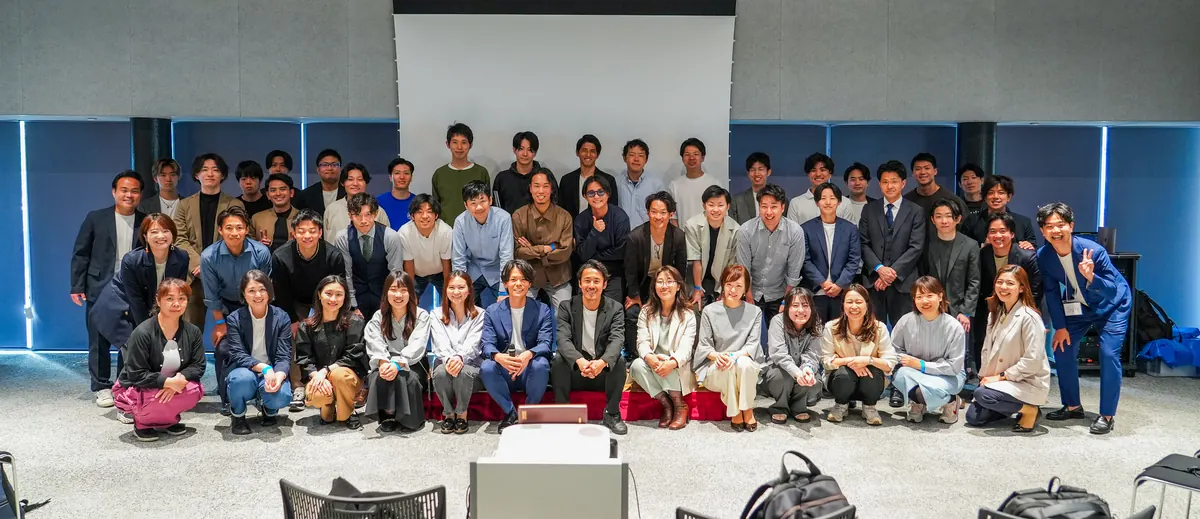 キャリア講演会の登壇者と参加者による集合写真